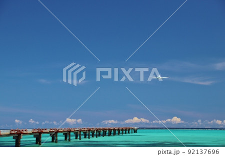 下地島空港17エンドで眺める着陸風景 下地島空港17エンドで眺める着陸風景 92137696
