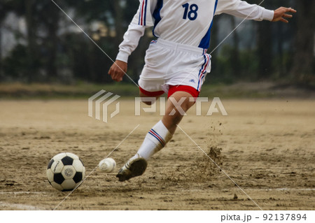 サッカーでシュートを打つ 92137894