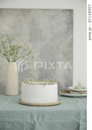 White wedding cake with flowers White wedding cake with flowers 92138007