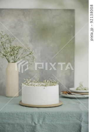 White wedding cake with flowers White wedding cake with flowers 92138008