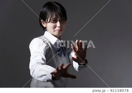 暗闇で抵抗する女子高生 92138078