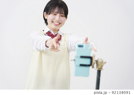 動画配信する女子高生　白背景 92138091