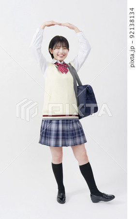 腕で丸印のジェスチャーをする女子高生 全身 白バック 腕で丸印のジェスチャーをする女子高生 全身 白バック 92138134