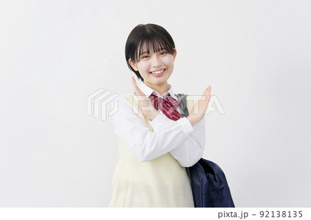 腕でばつ印する女子高生 白背景 腕でばつ印する女子高生 白背景 92138135