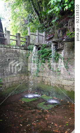 東京都調布市 深大寺の不動の滝(縦構図)　8932 92138510