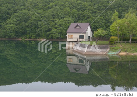 宮城県、七ヶ宿、長老湖に浮かぶ家 92138562
