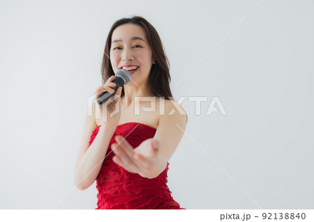 赤いドレスの女性 92138840