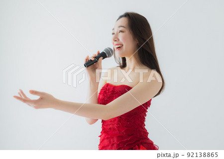 赤いドレスの女性 92138865