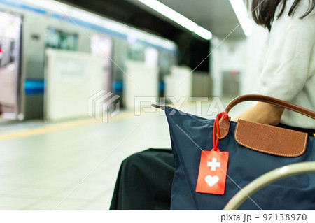 駅のホームにいるヘルプマークをつけた女性 駅のホームにいるヘルプマークをつけた女性 92138970