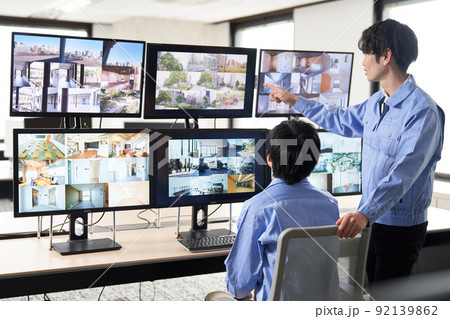 監視カメラの映像をチェックする警備員 監視カメラの映像をチェックする警備員 92139862