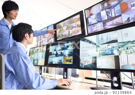 監視カメラの映像をチェックする警備員 監視カメラの映像をチェックする警備員 92139864