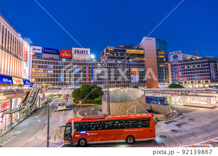 日本の東京都市景観　新宿西口ロータリー入口側から小田急新宿駅や京王線新宿駅などを望む＝7月17日 92139867
