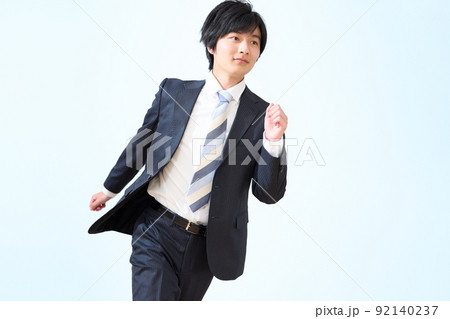 スタートダッシュのポーズをとるスーツ姿のビジネスパーソン 92140237