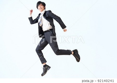 笑顔でジャンプする若いビジネスマン 92140241