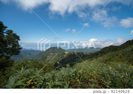 長野県上高井郡高山村山田牧場沿いの湯つづき紅葉街道のヤマボクワイルドスノーパークと須坂市と青空の景色 92140628