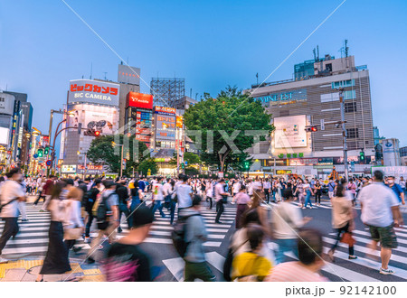 日本の東京都市景観 第7波BA.5感染超爆発。行動制限はなく新宿駅東口には多く人流＝7月17日 92142100