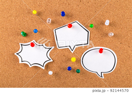 The cork board with blank notes The cork board with blank notes 92144570