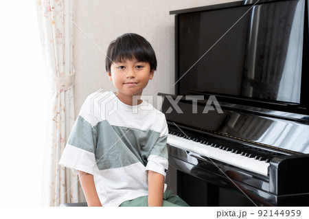 アップライトピアノを弾く日本人の男の子 アップライトピアノを弾く日本人の男の子 92144959