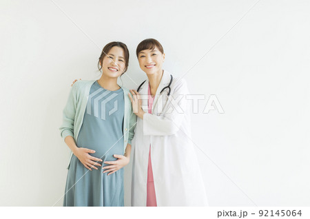 妊婦と女性医師 妊婦と女性医師 92145064
