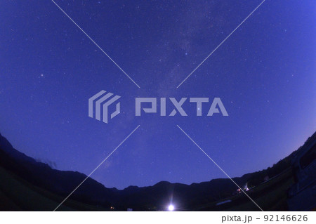 北杜市白州町、夜明け間近の空、西の空に天の川と夏の大三角 北杜市白州町、夜明け間近の空、西の空に天の川と夏の大三角 92146626