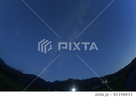 北杜市白州町、夜明け間近の空、西の空に天の川と夏の大三角 92146631