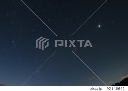 北杜市白州町、夜明け間近、南東の空に並んだ木星・火星・プレアデス（右から） 92146642