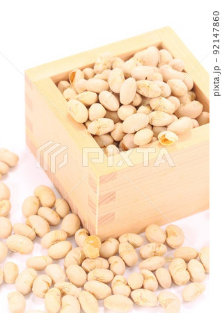 節分の豆　煎り大豆　明るい背景 92147860