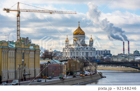 Cathedral of Christ the Savior in Moscow on a clear frosty day 92148246