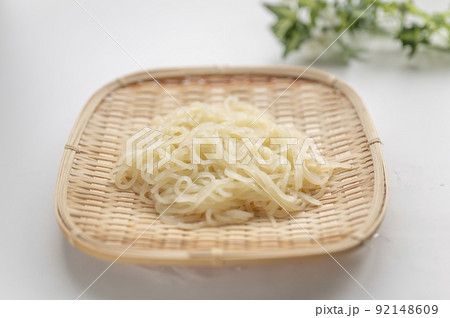 ざるに入れた冷麺の麺 92148609