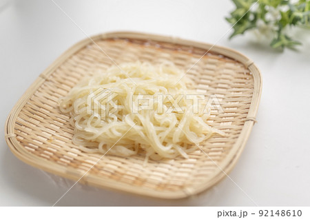 ざるに入れた冷麺の麺 92148610