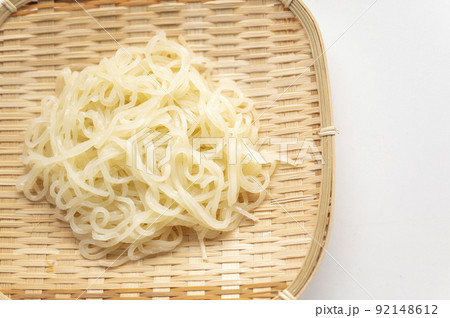 ざるに入れた冷麺の麺 ざるに入れた冷麺の麺 92148612