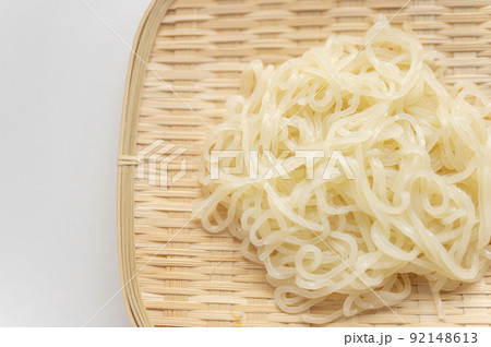 ざるに入れた冷麺の麺 ざるに入れた冷麺の麺 92148613