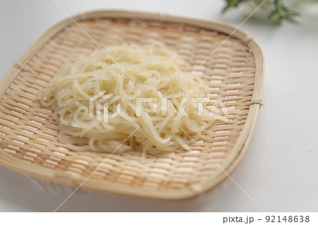 ざるに入れた冷麺の麺 ざるに入れた冷麺の麺 92148638