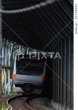 ロックシェッドをくぐる青梅線E233系電車_2022/6/4撮影 92148694