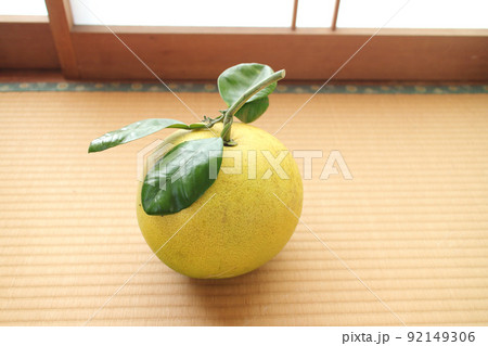 和室に置かれたぶんたんの果物 92149306