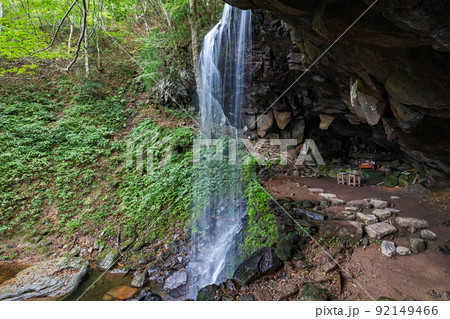 岡山県/ 岩井滝（岩井の滝・裏見の滝）日本で数少ない完全に裏側に入れる滝 92149466