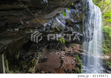 岡山県/ 岩井滝（岩井の滝・裏見の滝）日本で数少ない完全に裏側に入れる滝 92149471