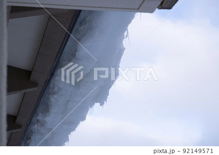 極寒の中　屋根の氷柱 92149571