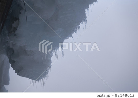 極寒の中　屋根の氷柱 92149612