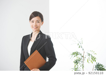 スーツを着た女性 92150110