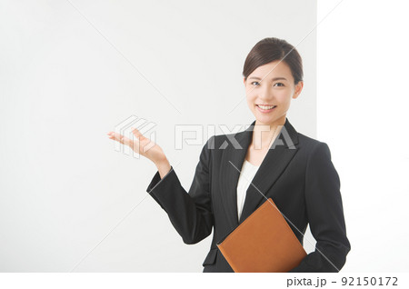 スーツを着た女性 92150172