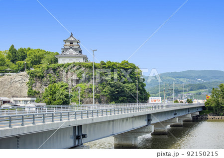 八坂川に掛かる杵築大橋と杵築城 八坂川に掛かる杵築大橋と杵築城 92150215