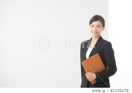 スーツを着た女性 92150276