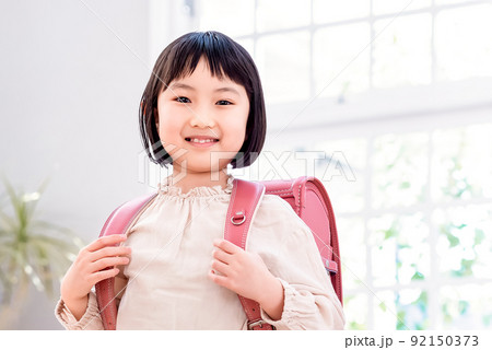 ランドセルを背負った笑顔の小学生 92150373