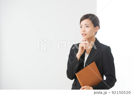 スーツを着た女性 92150520