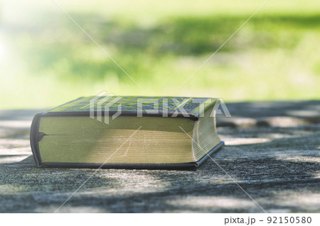 本と緑ぼかし背景 92150580