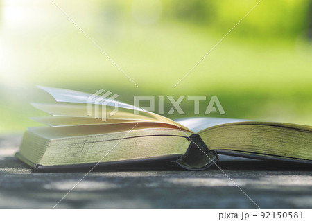 本と緑ぼかし背景 92150581