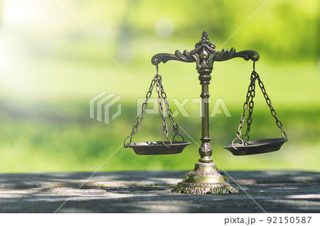 天秤と緑ぼかし背景 天秤と緑ぼかし背景 92150587