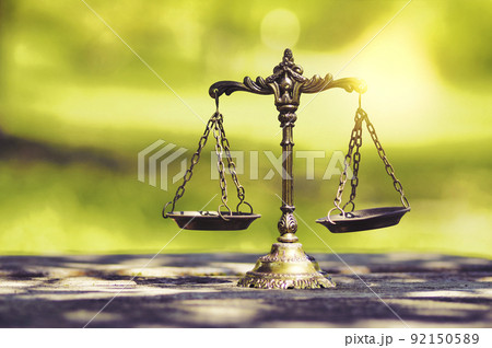 天秤と緑ぼかし背景 92150589