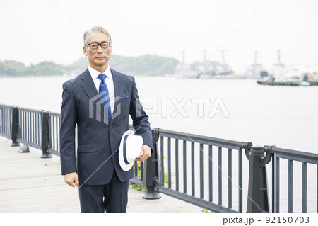 日本人 海を見つめる スーツ姿の中年男性 日本人 海を見つめる スーツ姿の中年男性 92150703